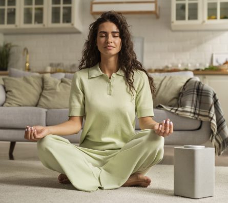 full-shot-woman-meditating-home